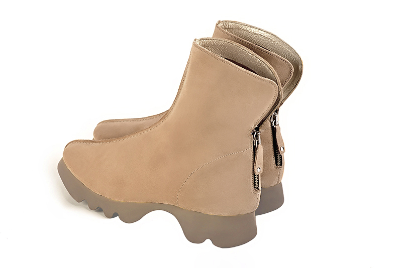 Tan beige women's ankle boots with a zip at the back. Round toe. Flat rubber soles. Rear view - Florence KOOIJMAN